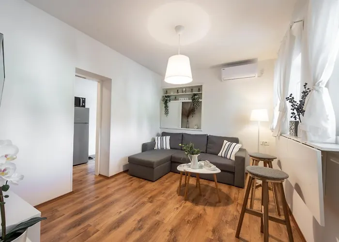Apartment Near Old Town, Free Parking & Huge Garden