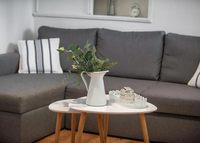 Apartment Near Old Town, Free Parking & Huge Garden