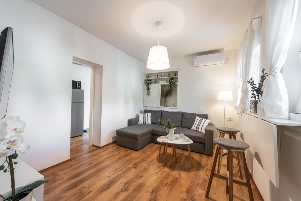 Near Old Town, Free Parking & Huge Garden Apartament