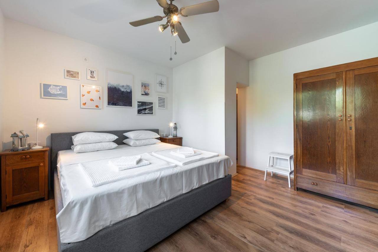 Near Old Town, Free Parking & Huge Garden Apartament *