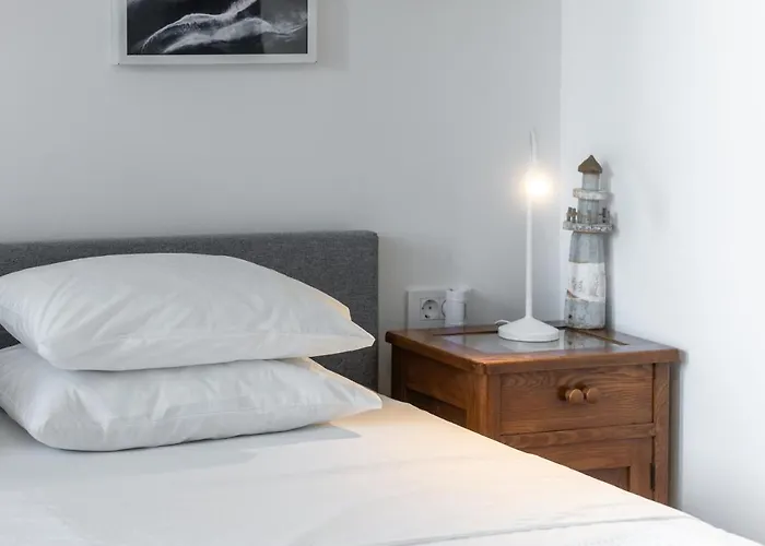 Apartment Near Old Town, Free Parking & Huge Garden
