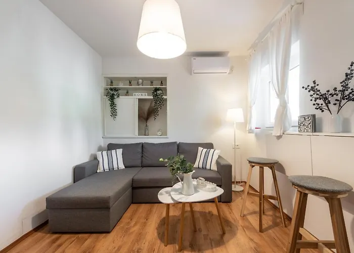 Apartment Near Old Town, Free Parking & Huge Garden